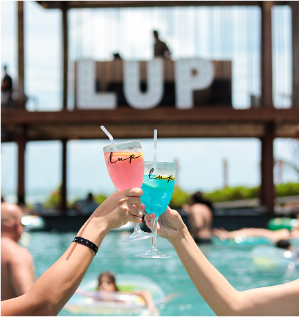 Lounge Premium - Espaço sofisticado com almofadas brancas e vista para o mar